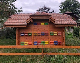 Aussenansicht eines Schweizer Bienenhauses mit Schweizerkästen